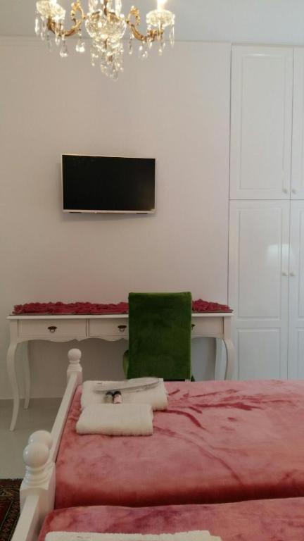 Nn & Near Athens Airport *